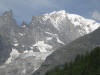 Glacier à la sortie du tunnel du Mont Blanc en Italie
